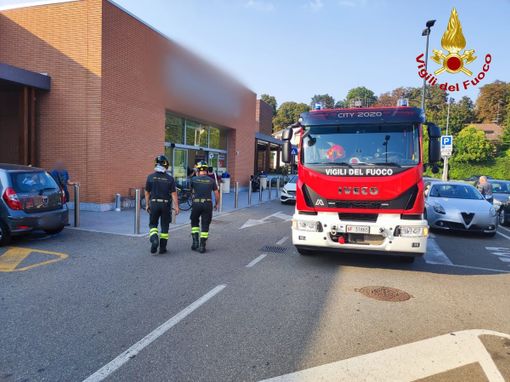 Controsoffitto crolla e travolge una dipendente: incidente sul lavoro al Tigros di Castellanza