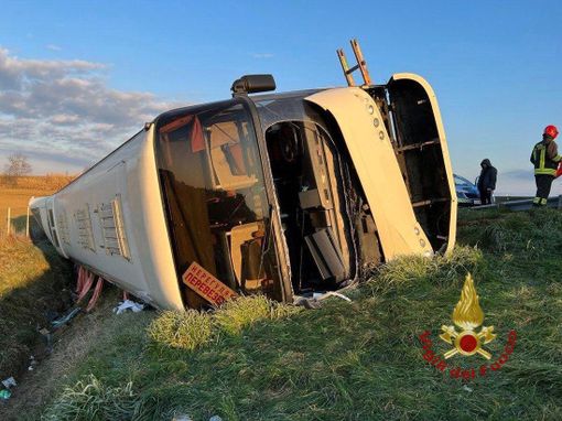 Tragedia nella tragedia sulla A14: autobus di ucraini si ribalta, c'è una vittima Tragedia nella tragedia sulla A14: autobus di ucraini si ribalta, c'è una vittima