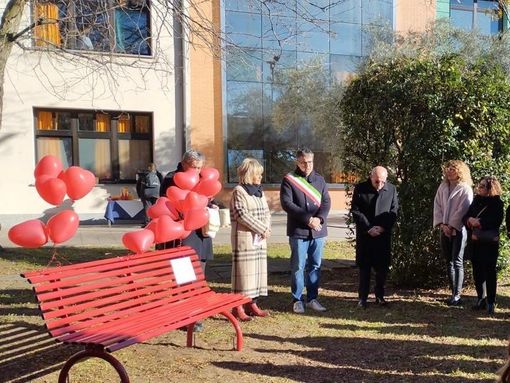 Una panchina rossa alla Camelot, testimonianza e simbolo di disponibilità all’aiuto Una panchina rossa alla Camelot, testimonianza e simbolo di disponibilità all’aiuto