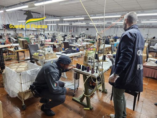 Caporalato, manodopera sfruttata e capannone dormitorio:  a Samarate la Finanza scopre una fabbrica tessile abusiva Caporalato, manodopera sfruttata e capannone dormitorio:  a Samarate la Finanza scopre una fabbrica tessile abusiva