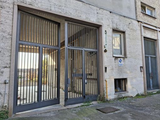 L'ingresso del famigerato civico 5, in via Dei Mille, aperto e non sorvegliato nella giornata di domenica