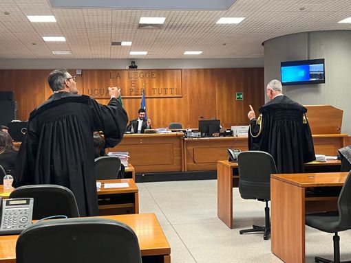 Da sinistra di spalle: gli avvocati Ambrosetti e Busignani