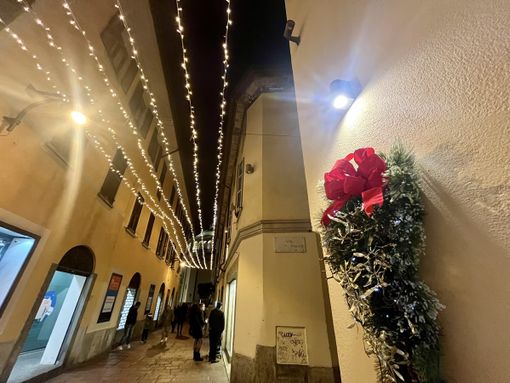 Piccola a chi? Via Sant'Antonio "invasa" dall'aria di feste Piccola a chi? Via Sant'Antonio "invasa" dall'aria di feste