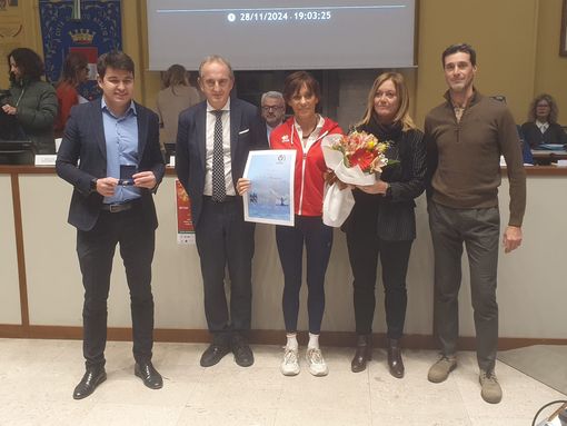 La triatleta Stefania Moneta premiata in Comune: «Esempio di carattere e resilienza bustocchi» La triatleta Stefania Moneta premiata in Comune: «Esempio di carattere e resilienza bustocchi»