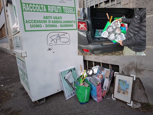 I rifiuti abbandonati per l'ennesima volta accanto al contenitore per materiale tessile in piazza XXV Aprile e, nel riquadro, il ritiro da parte di Luca, volontario di Casaringhio I rifiuti abbandonati per l'ennesima volta accanto al contenitore per materiale tessile in piazza XXV Aprile e, nel riquadro, il ritiro da parte di Luca, volontario di Casaringhio