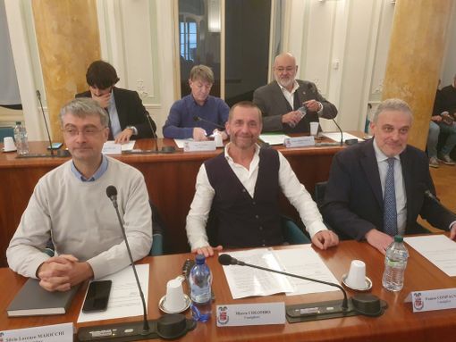 In prima fila, il gruppo di Fratelli d'Italia