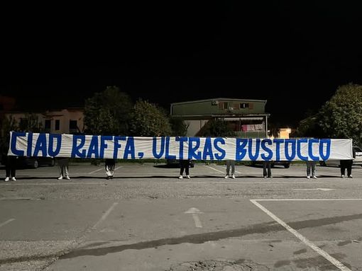 Uno degli omaggi delle curve italiane a Raffaele Carlomagno Uno degli omaggi delle curve italiane a Raffaele Carlomagno