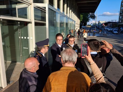 Il sottosegretario Molteni ha incontrato i giornalisti davanti allo scalo ferroviario