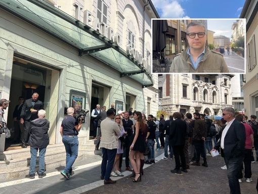 Il teatro Condominio Vittorio Gassman il giorno del summit. Nel riquadro il sindaco, Andrea Cassani Il teatro Condominio Vittorio Gassman il giorno del summit. Nel riquadro il sindaco, Andrea Cassani