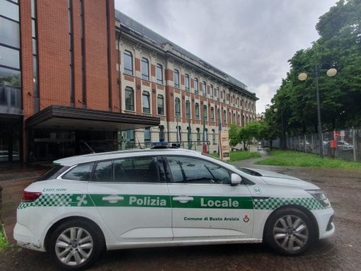 Prima le minacce ai bar, poi l'aggressione alla Polizia locale