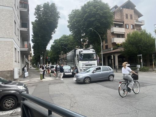Incidente tra Tir e auto in viale Alfieri