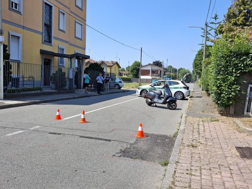 Incidente tra auto e motociclo in via Domodossola, nella zona di Borsano. Autista in fuga dopo lo scontro