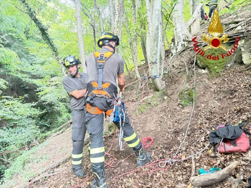 L'intervento dei vigili del fuoco a Duno L'intervento dei vigili del fuoco a Duno