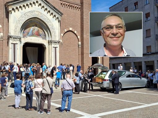 Il feretro sul sagrato di San Giulio, nel riquadro il sorriso di Davide Gorla, rievocato da tanti Il feretro sul sagrato di San Giulio, nel riquadro il sorriso di Davide Gorla, rievocato da tanti