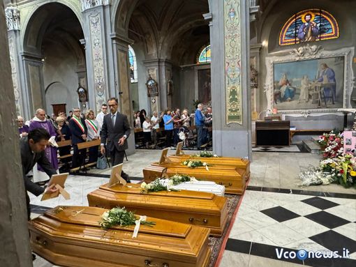 Le cinque bare allineate nella chiesa di Gravellona Toce (foto tratta da Vconews.it)