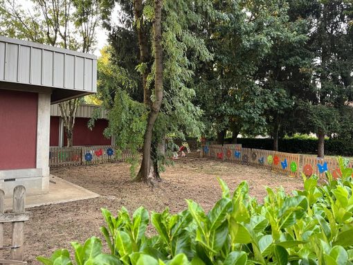 «Impossibile riorganizzarsi o fare piani di risparmio»: esplode la protesta per l’aumento delle rette al nido comunale di Castano Primo