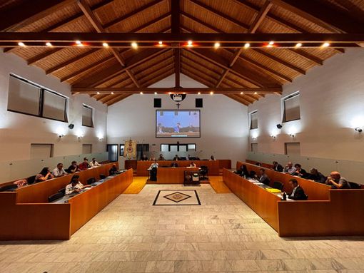 Gallarate, il consiglio approva 11 a 8 la variazione di bilancio: fondi per il nuovo ospedale e rientro degli impianti di Moriggia