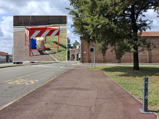 Nel riquadro, le taniche abbandonate nei pressi del parco delle Rimembranze Nel riquadro, le taniche abbandonate nei pressi del parco delle Rimembranze