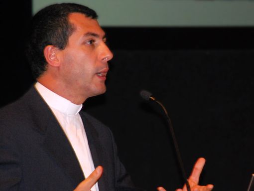 Don Ugo Lorenzi è il nuovo vicario pastorale di Marnate Don Ugo Lorenzi è il nuovo vicario pastorale di Marnate