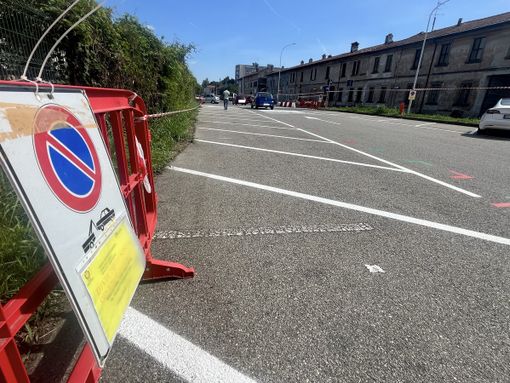 I divieti di sosta che intimano di lasciare lo spazio alle bancarelle in via Muratori