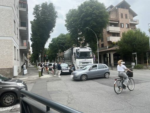 Incidente tra un tir e una utilitaria in viale Alfieri, estate 2025