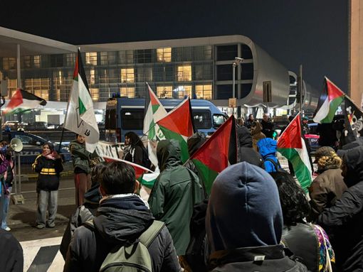 «Blocchiamo la macchina bellica» presidio al Terminal 1 contro la partenza di parti per F-35