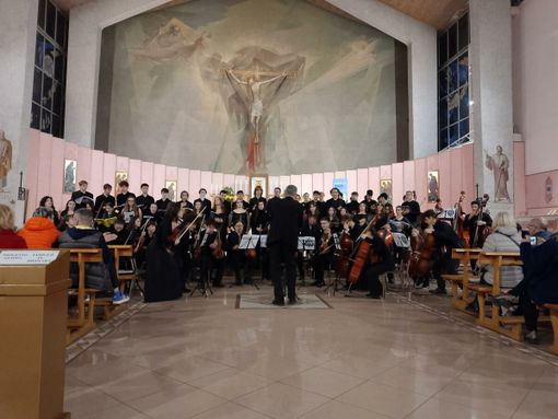 VIDEO. Cinque minuti di applausi per il Liceo Musicale Bausch: standing ovation per il “Gloria” di Vivaldi