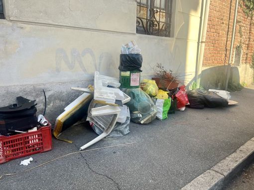 LA FOTO. Le “feste” sono già iniziate per gli incivili. Babbo Natale porterà in dono le multe con la telecamera?