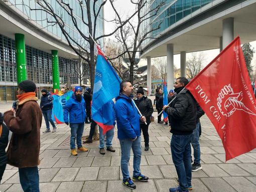 La manifestazione di stamattina dei lavoratori della Beko di Cassinetta davanti al Pirellone a Milano
