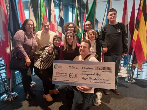 Self M-Aid Award, Voce del silenzio in posa, a Rimini, con il mega assegno Self M-Aid Award, Voce del silenzio in posa, a Rimini, con il mega assegno