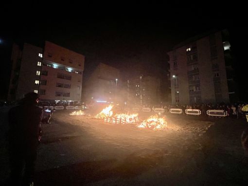 Via Einaudi, quando le fiamme lentamente si placano