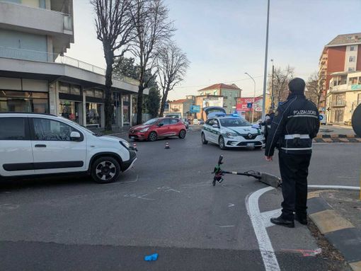 Busto, scontro tra auto e monopattino ai Tre ponti. Giovane finisce all’ospedale Busto, scontro tra auto e monopattino ai Tre ponti. Giovane finisce all’ospedale