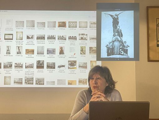 Luciana Ruffinelli con l'immagine del monumento ai caduti demolito nel '42 Luciana Ruffinelli con l'immagine del monumento ai caduti demolito nel '42