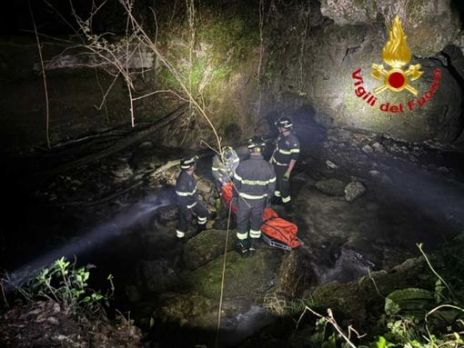 Il recupero del cadavere nel corso d'acqua a Barasso