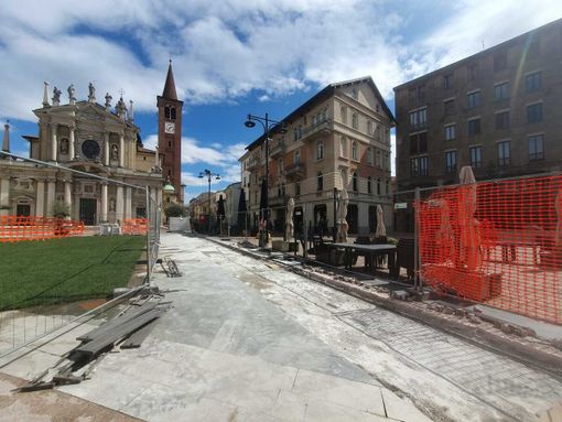 Transenne in piazza San Giovanni a Busto. Parte il restyling della pavimentazione del centro