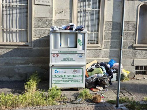 Lo stato del cassonetti bianco in piazza 25 Aprile, il 25 maggio 2026 Lo stato del cassonetti bianco in piazza 25 Aprile, il 25 maggio 2026