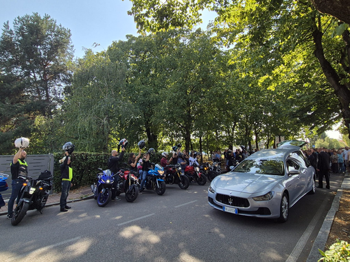 Samarate abbraccia Federico Venco: «Rimane tutto il bene che hai fatto». Il rombo delle moto per l’ultimo saluto