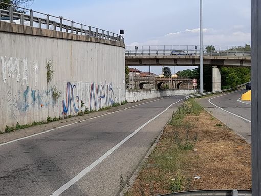 Si lancia dall'ambulanza e dal Ponte