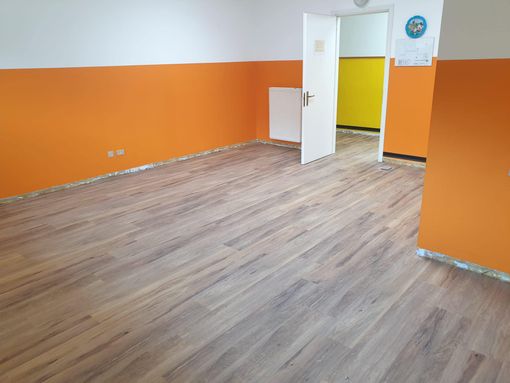 Completata la posa della pavimentazione alla materna e nido “Candiani”. Sotto: i lavori in corso per la realizzazione del campo di calcetto coperto Completata la posa della pavimentazione alla materna e nido “Candiani”. Sotto: i lavori in corso per la realizzazione del campo di calcetto coperto