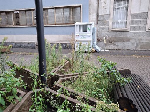 Piazza XXV Aprile, fra trascuratezza e comportamenti incivili Piazza XXV Aprile, fra trascuratezza e comportamenti incivili