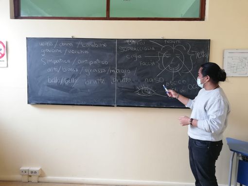 Ivan a scuola di italiano al “Fermi” di Castellanza. “Professori” gli amici Adriel e Filippo