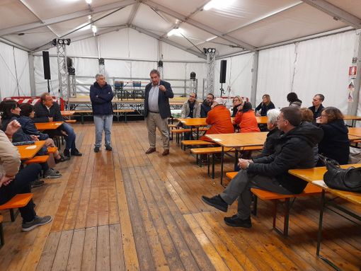 Angelo Macchiavello accanto all'assessore Cislaghi, sotto il tendone di viale Stelvio Angelo Macchiavello accanto all'assessore Cislaghi, sotto il tendone di viale Stelvio