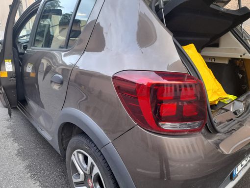 Donna distrae un’automobilista fuori dal supermercato, un complice ruba dall’auto