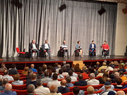 Platea numerosa e attenta per i candidati sindaco a Cassano Magnago Platea numerosa e attenta per i candidati sindaco a Cassano Magnago