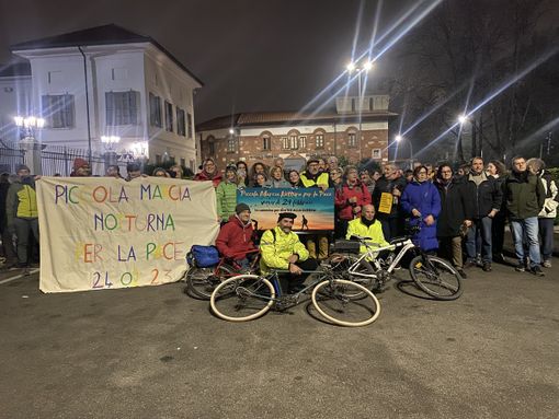 VIDEO E FOTO. La Valle Olona cammina nella notte per la pace: «Siamo accanto a chi vive nel buio della guerra»