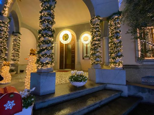 FOTO E VIDEO. Brilla la Casa delle lucine di Busto: «Un regalo per tutta la città» FOTO E VIDEO. Brilla la Casa delle lucine di Busto: «Un regalo per tutta la città»