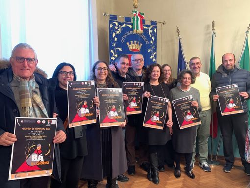 Giöbia: Busto riaccende la tradizione... alla grande. Mille porzioni di risotto e luganiga in piazza Vittorio Emanuele