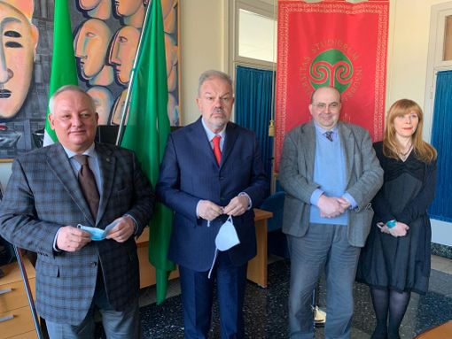 Da sinistra: l’assessore regionale Stefano Bruno Galli, il rettore dell’Università dell’Insubria Angelo Tagliabue, i professori Andrea Spiriti e Laura Facchin Da sinistra: l’assessore regionale Stefano Bruno Galli, il rettore dell’Università dell’Insubria Angelo Tagliabue, i professori Andrea Spiriti e Laura Facchin