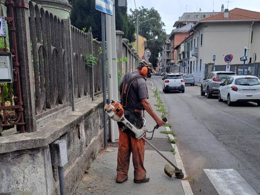 A Castellanza ripartono i lavori di diserbo di marciapiedi e strade