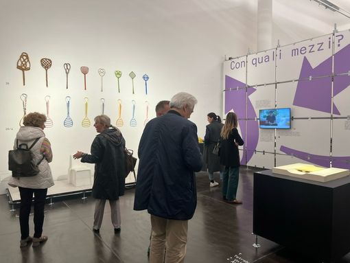 FOTO – Arte, design, hyperdesign: alla preview delle mostre in partenza al Maga, il figlio di Philippe Daverio, Sebastiano FOTO – Arte, design, hyperdesign: alla preview delle mostre in partenza al Maga, il figlio di Philippe Daverio, Sebastiano